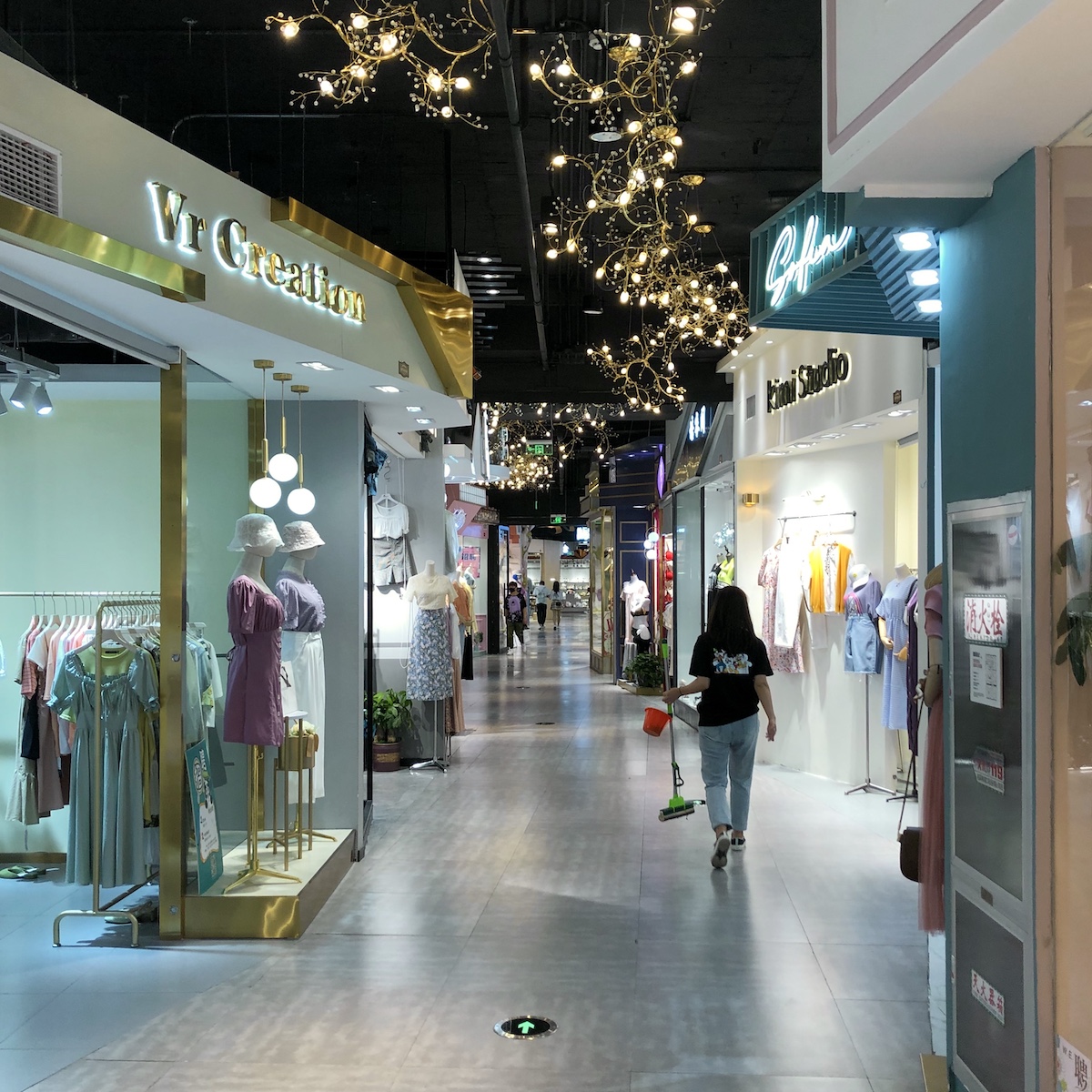 alt 新街口站的某商场,一